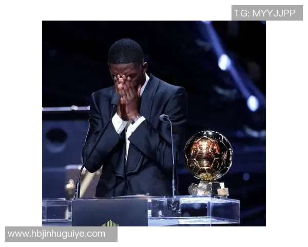 足球巨星告别赛场的感人时刻与背后的不舍与荣耀 足球巨星告别赛场的感人时刻与背后的不舍与荣耀