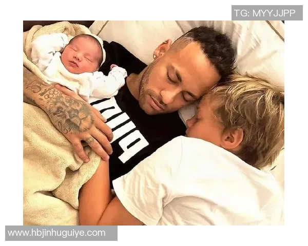 足球明星内马尔与球迷亲密合影展现温暖瞬间与激情时刻 足球明星内马尔与球迷亲密合影展现温暖瞬间与激情时刻